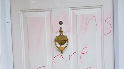 نشرة الصحف الأجنبية.. أبرزها تعرض أسرة مصرية لاعتداءات ببريطانيا