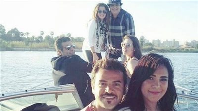 سامو زين ينشر صورة مع زوجته وأصدقائه المقربين