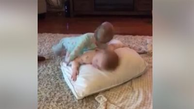 بالفيديو.. طفلان يشعلان فيس بوك بطريقة تقليدهما فيلم Frozen