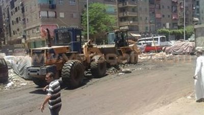 بالصور.. إزالة برك الوحل والمخلفات من شوارع «أم بيومي» بشبرا الخيمة