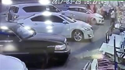 بالفيديو.. العناية الإلهية تنقذ شابين من الموت حرقا داخل سيارتهما