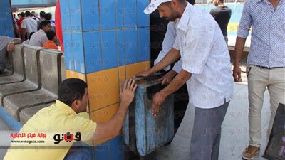 بالصور.. إزالة صناديق القمامة من محطة مترو شبرا الخيمة