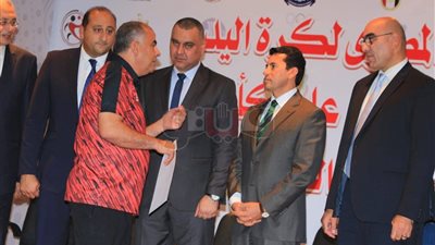 وزير الشباب والرياضة يكرم منتخبي الشباب والناشئين لكرة اليد (صور)