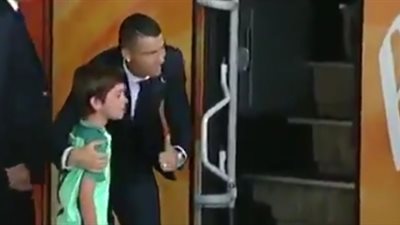 كريستيانو رونالدو يحقق حلم طفل بالتصوير معه (فيديو)