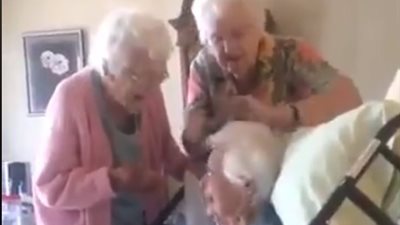 عجوزان تمشطان شعر أختهما الكبرى يبهران نشطاء فيس بوك (فيديو)