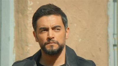 هاني سلامة يستأنف تصوير مسلسله «قمر هادي» بعد «إجازة الديكورات»