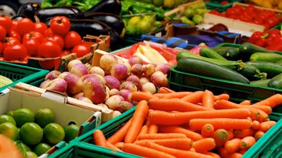 تباين أسعار الخضراوات والفاكهة بسوق الجملة اليوم.. والطماطم بـ4.25 جنيهات