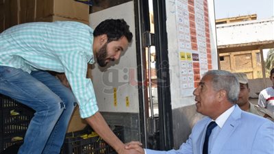 محافظ أسوان يتفقد المنافذ المتحركة لبيع منتجات القوات المسلحة (صور)