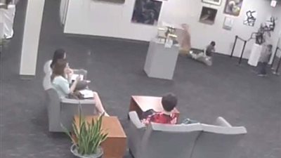 132 ألف دولار غرامة لطفل حطم تمثالا زجاجيا (فيديو وصور)