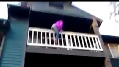 بالفيديو.. سقوط مروع لامرأة بدينة من الطابق الثاني