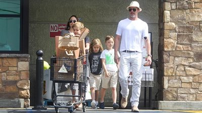 بالصور.. أنجلينا وبراد بيت يتسوقان مع أطفالهما في كاليفورنيا