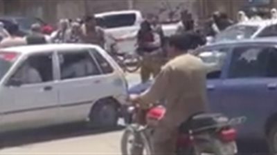 مشاجرة عنيفة تتسبب في توقف حركة المرور بباكستان (فيديو)