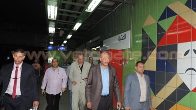 بالصور.. مساعد وزير الداخلية لشرطة النقل يتفقد محطات المترو