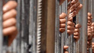 حبس 5 عاطلين لحيازتهم أسلحة نارية بـ