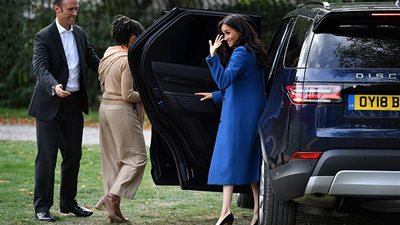 خالفت «بروتوكول باب السيارة».. حفاوة بتواضع سندريلا بريطانيا