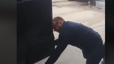 رجل يضرب رأسه بسيارة لتجنب إفساد أرضية الجراج (فيديو)