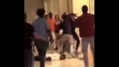 مشاجرة عنيفة بين الشباب والفتيات داخل مول (فيديو)