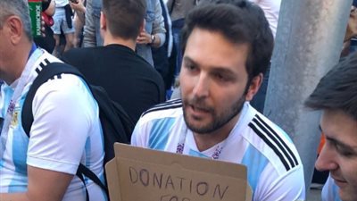 مشجع أرجنتيني: تبرعوا حتى يسجل ميسي