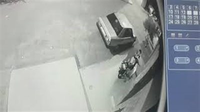 لحظة سرقة لص منحوس دراجة نارية (فيديو)
