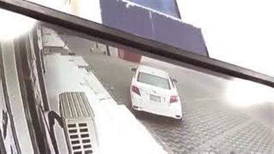 شاهد سرقة سيارة تركها صاحبها في وضع التشغيل (فيديو)