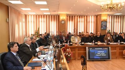 7 قرارات في اجتماع «تنفيذي الشرقية» مع المحافظ (صور)