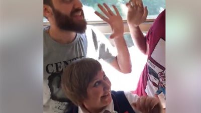 شاهد ماذا فعل شابان مصريان مع عاملة داخل قطار بروسيا (فيديو)