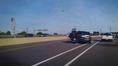 مصرع امرأة بعد تعرضها لحادث مروع على طريق سريع (فيديو)