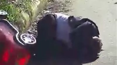 بالفيديو.. سقوط مروع لشاب يقود سيارة أطفال