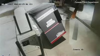 بالفيديو والصور.. لصوص يسرقون ماكينة صرف آلي بطريقة لا تصدق