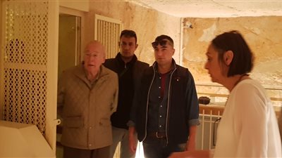 رئيس فرنسا الأسبق يزور معابد البر الغربي بالأقصر (صور)