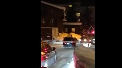 نجاة ركاب سيارة من دهس قطار (فيديو)