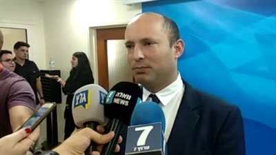 وزير إسرائيلي يطالب بالتعامل مع مطلقي البالونات الحارقة بقسوة (فيديو)