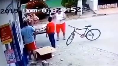 حادث مروع لشابين على موتوسيكل (فيديو)