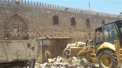 بالصور.. رئيس مدينة أخميم يقود حملة نظافة في سوهاج