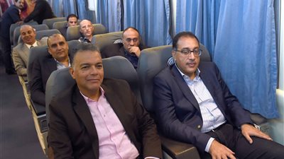 مدبولي يغادر سوهاج مستقلا قطار.. وجولة تفقدية غدا في قنا