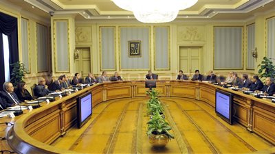 بالصور.. محلب يتابع تنفيذ مشروعات الصرف الصحي بالقرى