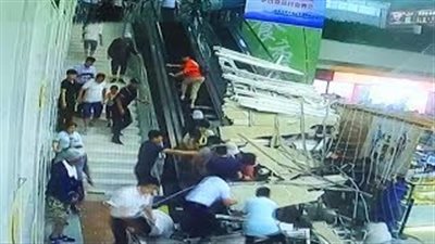 لحظة انهيار سقف مركز سياحي على السياح (فيديو)