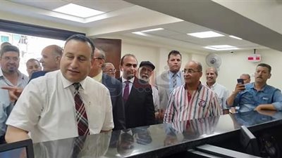 محافظ الإسكندرية يتفقد مركز تموين السيوف المطور (صور)