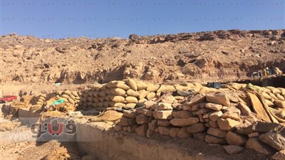 بالفيديو.. إنشاء مدرستين ومجفف بلح فوق مخرات السيول بأسوان