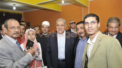 تفاصيل جولة رئيس الوزراء بالوراق وإمبابة.. مواطن لـ«محلب»: «بلغ السيسي إحنا في ضهره».. ويؤكد لـ«شباب إمبابة»: لا يمكن لحكومة تغيير الواقع دون مشاركة مجتمعية.. وإزالة المخ