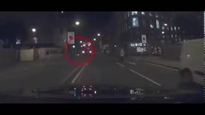 بالفيديو والصور.. لصان يحاولان سرقة المارة أعلى الرصيف بلندن