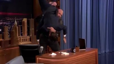 بالفيديو.. لحظة اقتحام «تربل إتش» برنامجا تلفزيونيا وضرب المذيع