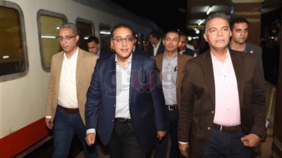 رئيس الوزراء يختتم زيارة سوهاج بلقاء النواب والتنفيذيين.. مدبولي: تخصيص 70% من صفقة عربات السكة الحديد الجديدة للصعيد.. لأول مرة 500 عربة درجة ثالثة مكيفة.. ويتوجه لـ «قنا» مستقلا القطار