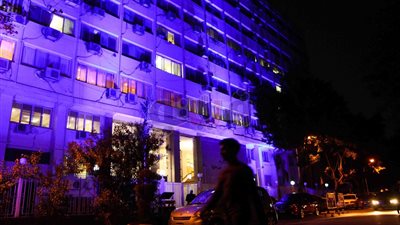 إنارة مبنى «التضامن» بالأزرق احتفالا باليوم العالمي للتوحد (صور)