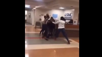 6 فتيات ينهلن بالضرب المبرح على أخرى داخل مستشفى (فيديو)