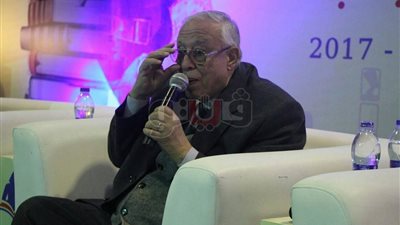 شقيق أنور السادات يكشف أسرار الرئيس الراحل في معرض الكتاب (صور)