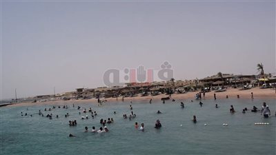 إقبال كثيف على شواطئ الغردقة للاحتفال بثالث أيام العيد (صور)