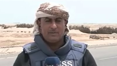 قذيفة تسقط بالقرب من طاقم قناة الحدث في اليمن (فيديو)