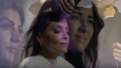 مذيعة سعودية تبكي ضيوفها بـ«حلق شعرها» تضامنا مع مريضات سرطان الثدي