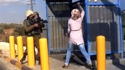 لحظة إطلاق جندي إسرائيلي النار على فتاة فلسطينية حاولت طعنه
